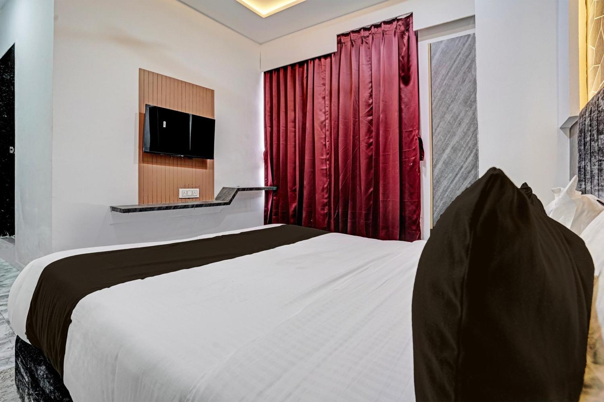 Hotel O Star Galaxy Surat Exterior photo